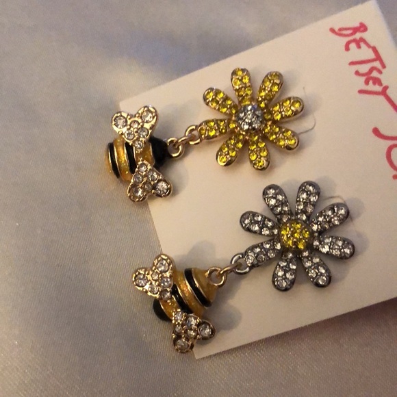 Betsey Johnson Daisy & Bee Mismatched Drop Earrings Crystal Accents NWT - Picture 15 of 15
